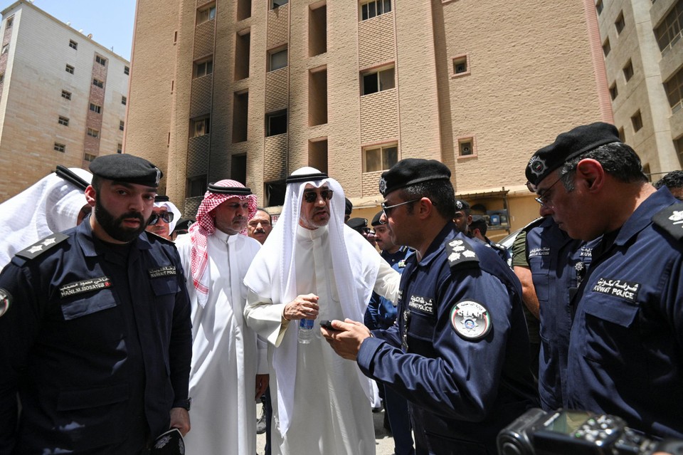 Minister van Binnenlandse Zaken Fahad Yusuf Saud Al-Sabah sprak met agenten tijdens zijn bezoek aan de plaats van de brand.