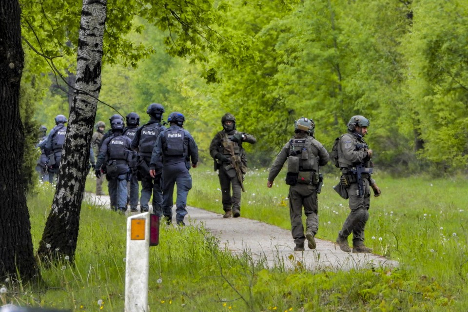 Met 400 man zijn politie en leger al dagenlang op zoek naar Jürgen Conings. 