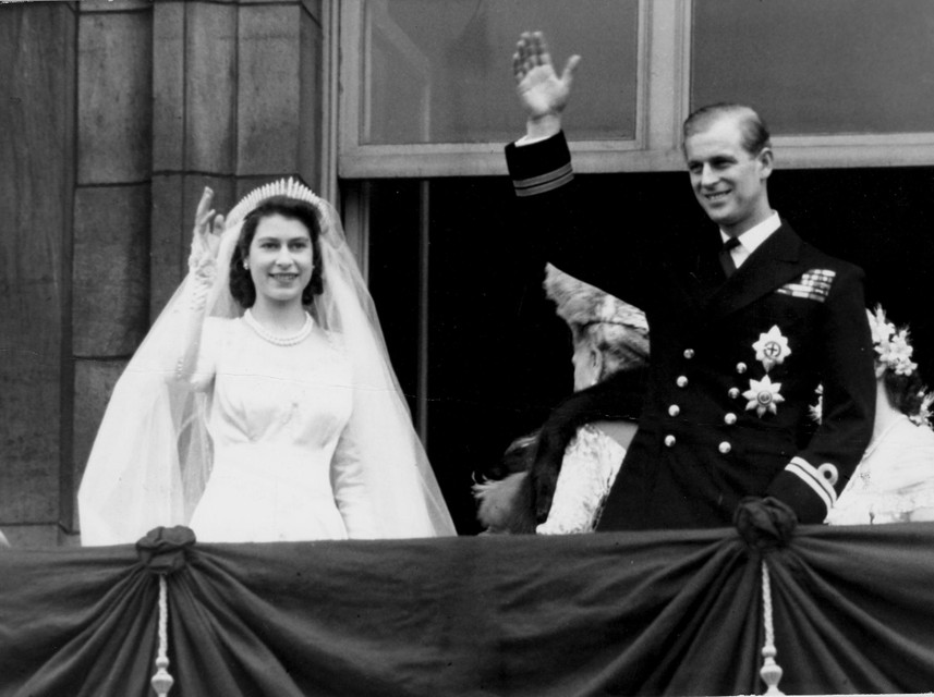 Elizabeth en Philip, net getrouwd, op het balkon van Buckingham Palace. 