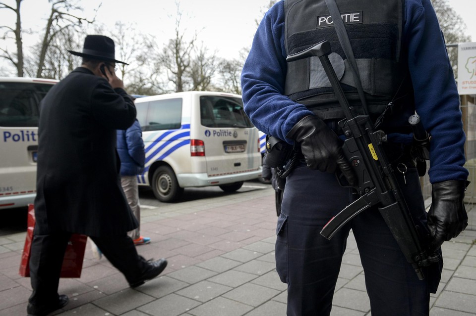 Ook gewapende politiediensten bewaken de Joodse gemeenschap in Antwerpen.