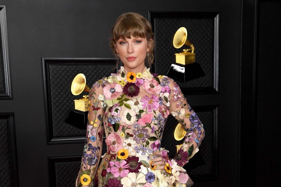 Taylor Swift in Oscar de la Renta. Schoenen van Louboutin