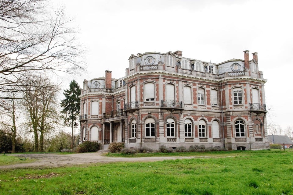 Kasteel Wolvenhof blijft kijklustigen intrigeren en na bijna 20 jaar zijn er nu eindelijk plannen voor de invulling ervan.