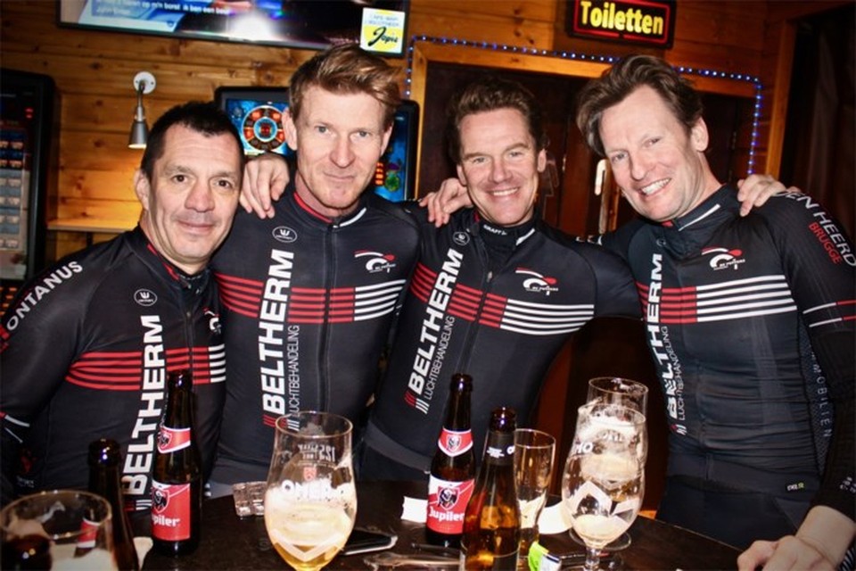 Jo Dezutter en zijn vrienden fietsten naar Sluis om een pintje te gaan pakken. 