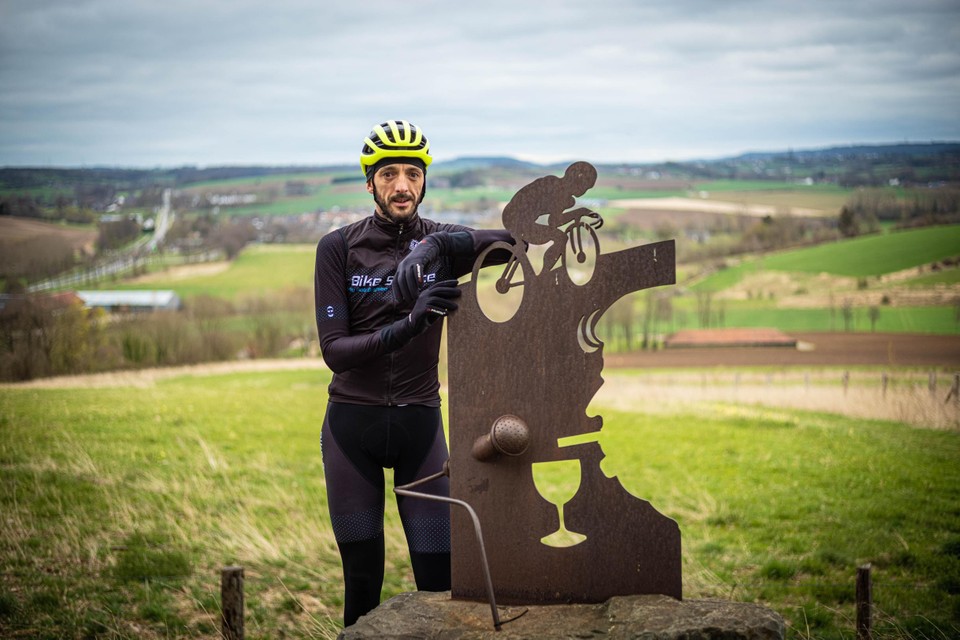 Vanendert poseert bij het monument van wijlen NOS-commentator Jean Nelissen op de top van de Gulperberg. 