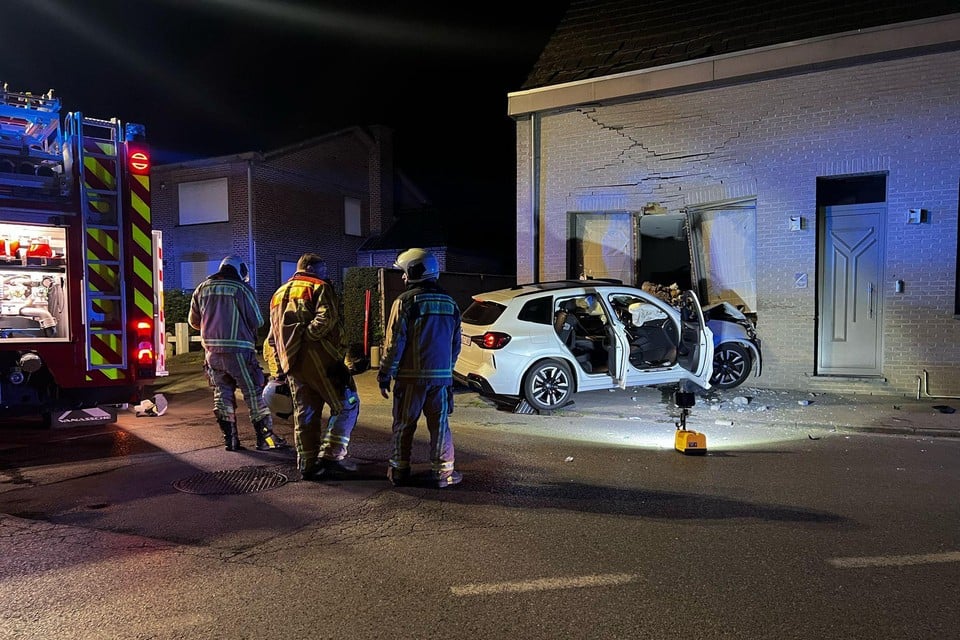 Man gets life-threatening after crash against facade, residents shocked: « Half an hour earlier we were still in the living room » (Sint-Lievens-Houtem)