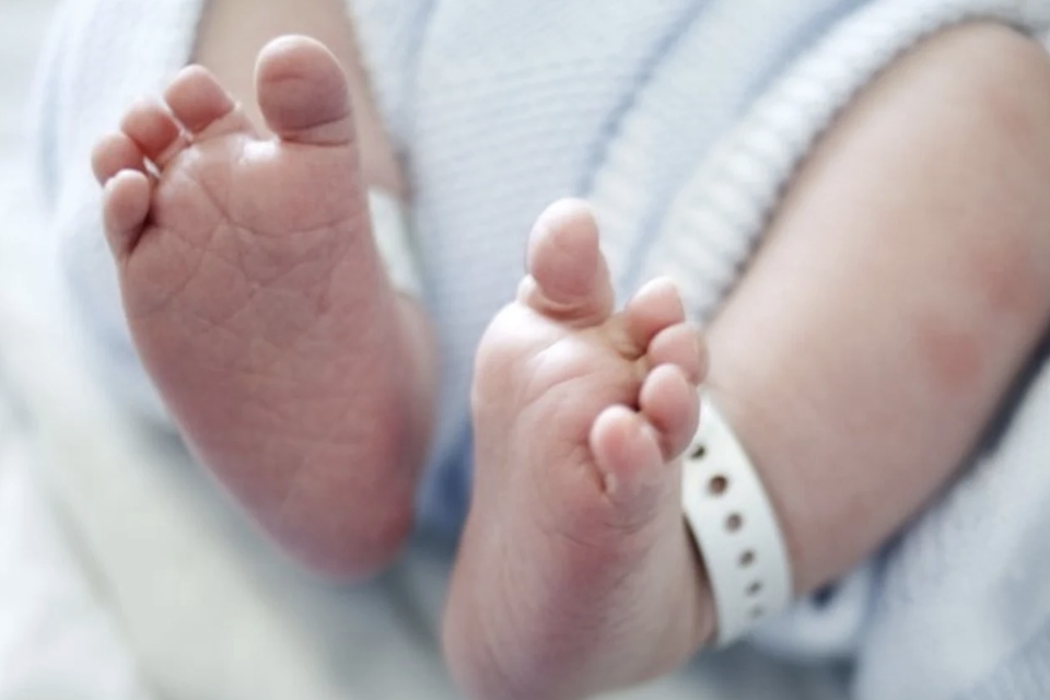 Dad (27), who abused newborn twins, has been sentenced to four years in prison: « My son had no heartbeat for minutes » (Maldegem)