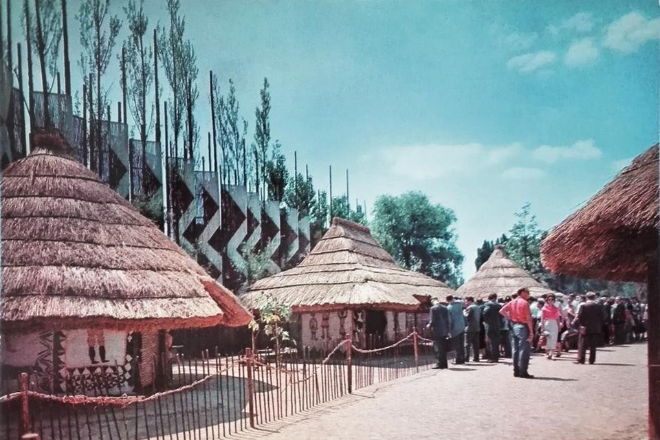 Het Congolees paviljoen op Expo 58. 