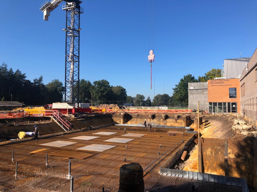 De aannemer is al bezig aan de bouw van het nieuwe zwembad naast de bestaande sporthallen op Balsakker, op het voormalige voetbalveld van Lille. 