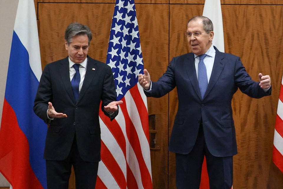 Antony Blinken (links) en Sergei Lavrov  