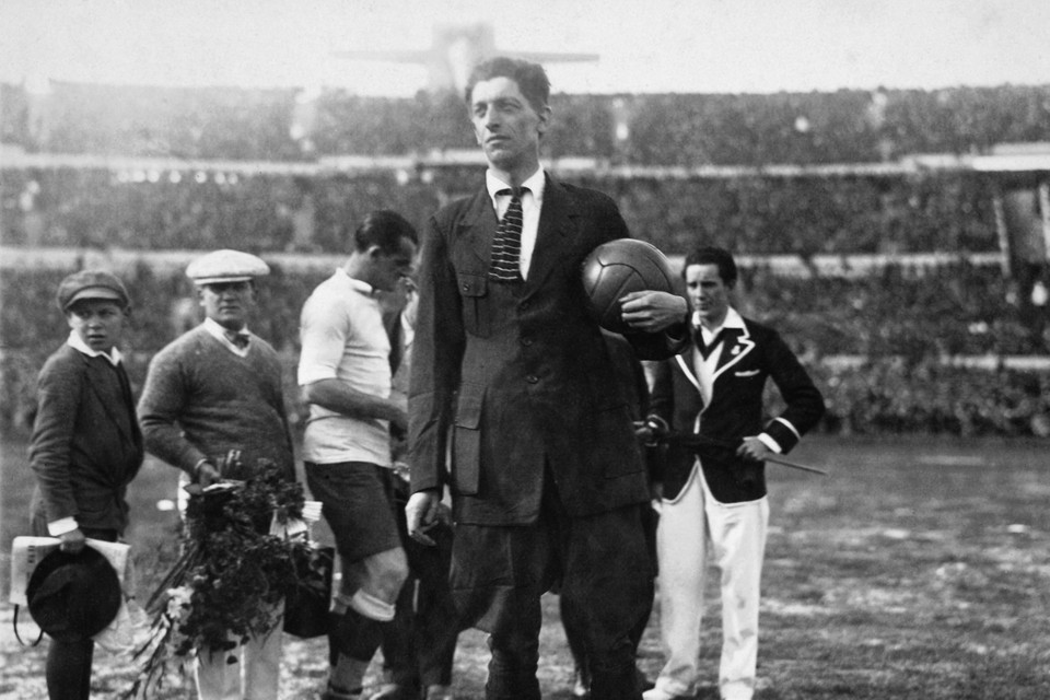 In 1930 mocht onze landgenoot de allereerste WK-finale tussen Uruguay en Argentinië in goede banen leiden.  