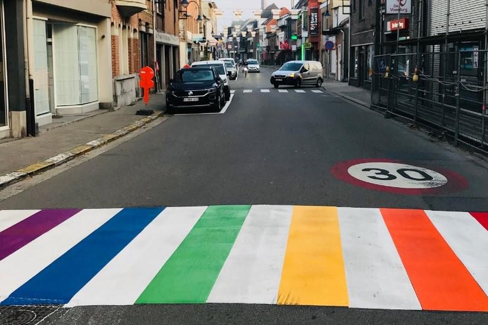 Het regenboogzebrapad op het kruispunt van de Mechelsesteenweg met Duffelsesteenweg.
