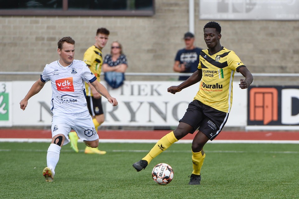 Josias Musenge draait weg van bezoeker Jelle De Schryver.