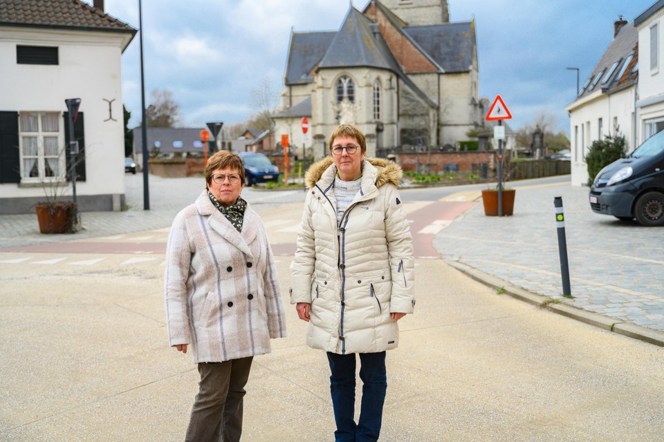 Vrijwilligers van de lokale kerkraad Joke Swaan (rechts) en Martine Ector aan de Sint-Martinuskerk.