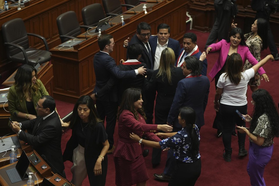 Депутаты обнялись после голосования. 