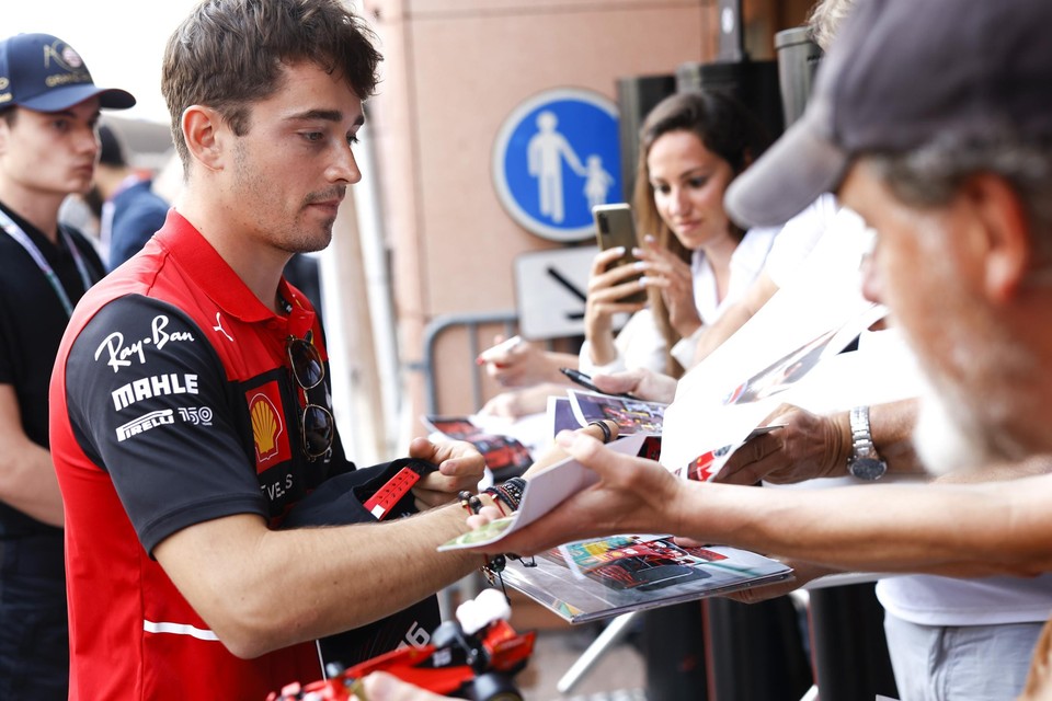 Thuisrijder Leclerc werd druk gesolliciteerd bij de fans. 