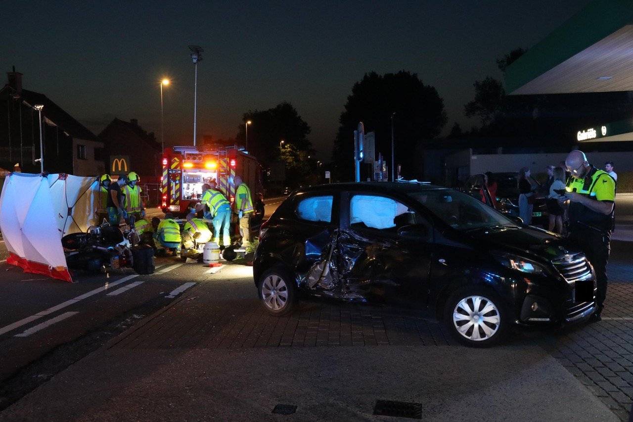 Motard zwaargewond na aanrijding met afdraaiende auto (Stekene) | Het ...