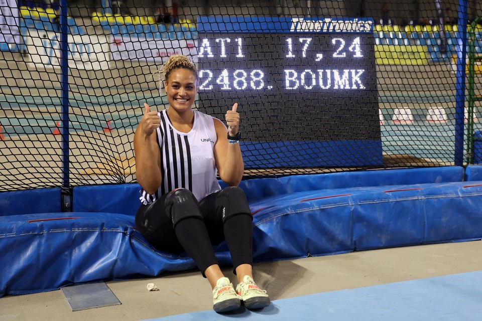 Jolien Boumkwo wierp 17,24 meter in Gent, goed voor een nieuw nationaal record.
