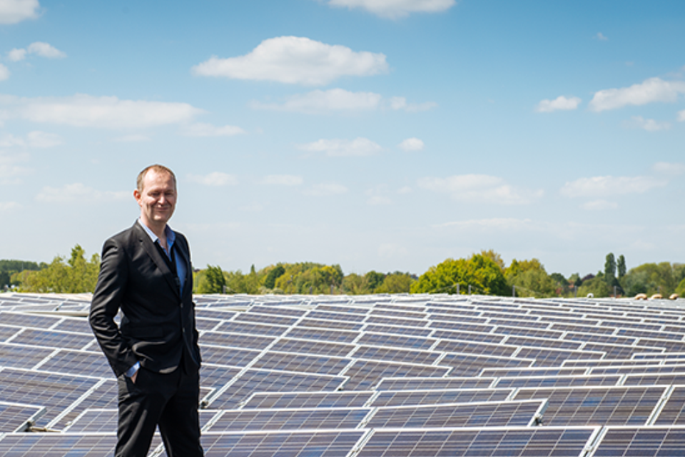 CEO Roggeman tussen zijn zonnepanelenpark bij AED Studios.