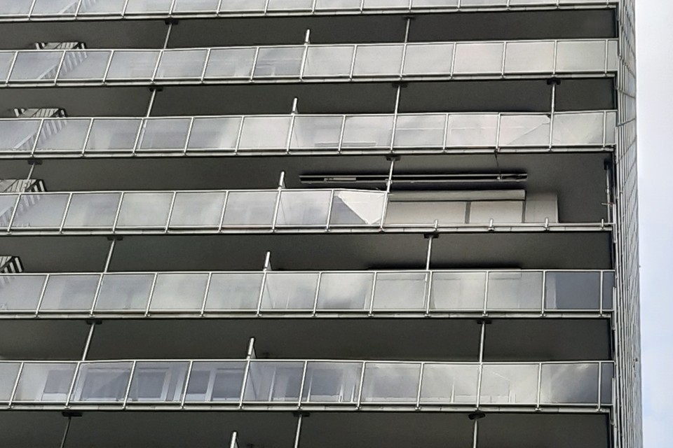 De schrik zat er goed in, maar uiteindelijk kwam alleen op de twaalfde verdieping een balustrade helemaal los.
