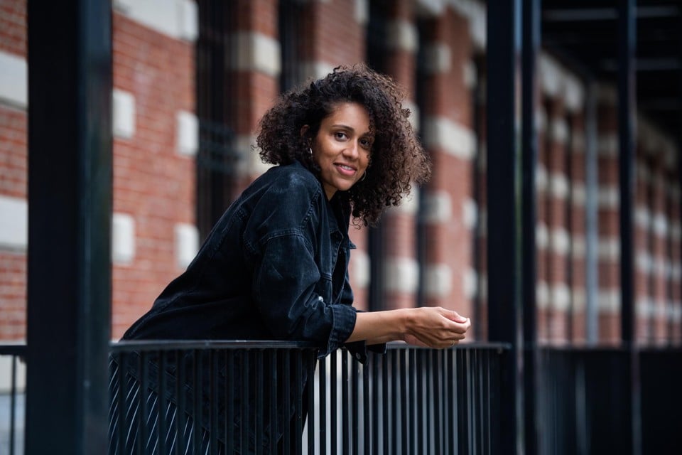 “Ik durfde mijn vrienden niet eens te vertellen dat ik met een documentaire bezig was over racisme. Erg, hè? Zelfs mijn eigen moeder wist het aanvankelijk niet. Dat toont aan hoe gevoelig het ligt”