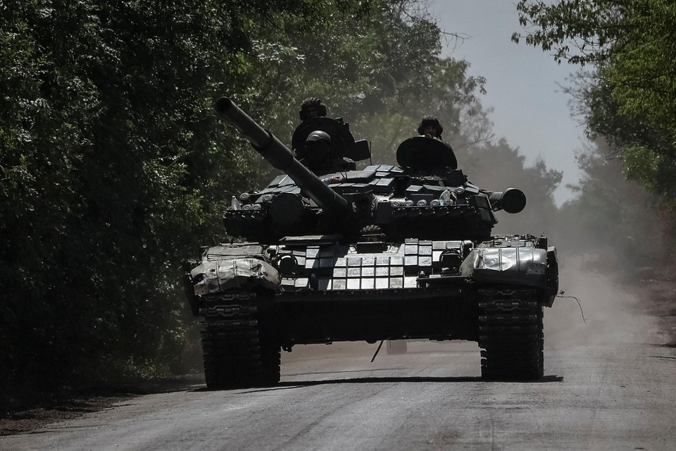 Een Oekraïense tank patrouilleert langs de frontlinie in de Donbas-regio.  