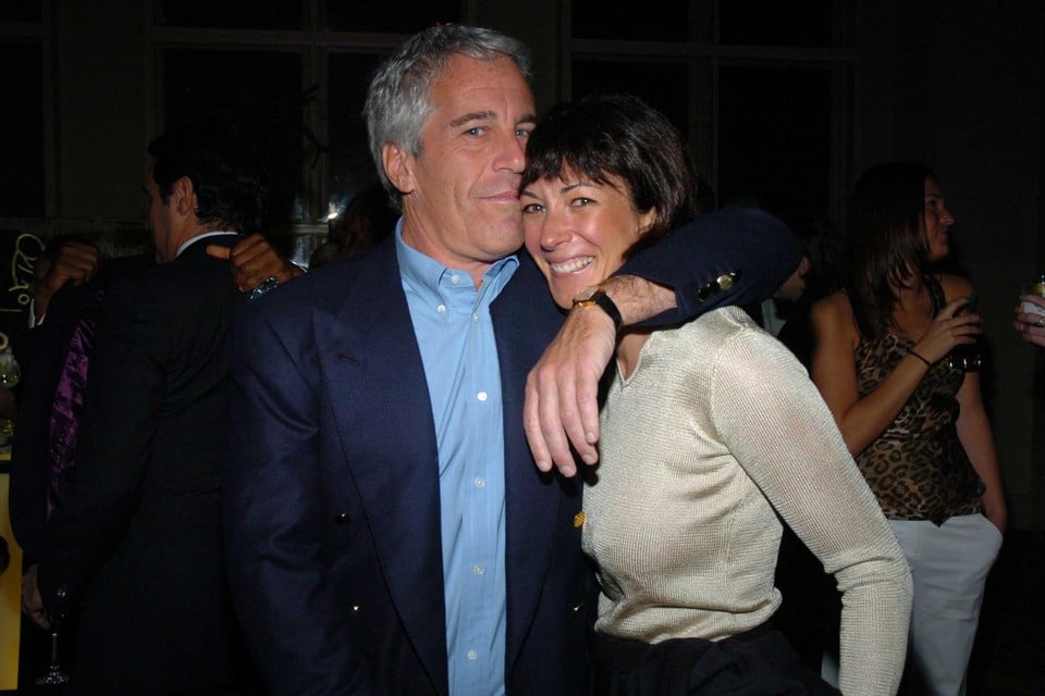 Ghislaine Maxwell, samen met Epstein. 