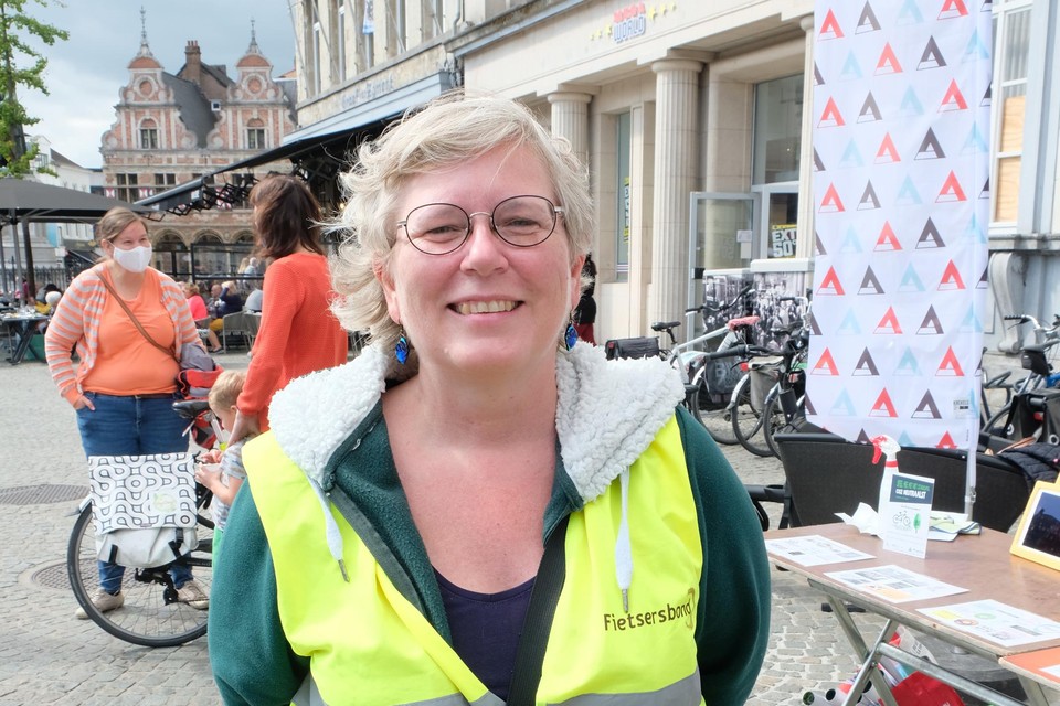 Marleen Stallaerts, voorzitster van de Aalsterse Fietsersbond: “We starten een sensibiliseringscampagne op waarin we aan alle fietsers vragen om respect te hebben voor de voetgangers.”  