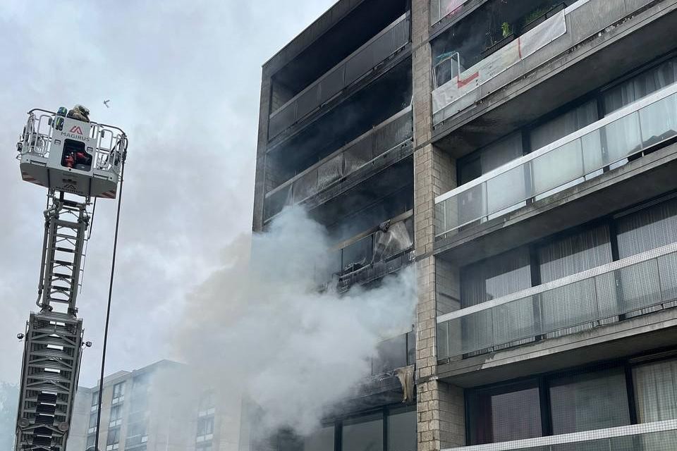 De brand verspreidde zich via de balkons naar de andere verdiepingen.