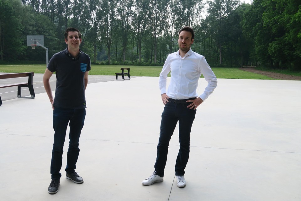 De schepenen Maarten Janssens (N-VA) en Tom Tachelet (Durf!) op de site De Leeuw, met op de achtergrond het grasveld waar zowel Chiro als scouts in 2022 een nieuw, gekoppeld lokaal krijgen. 
