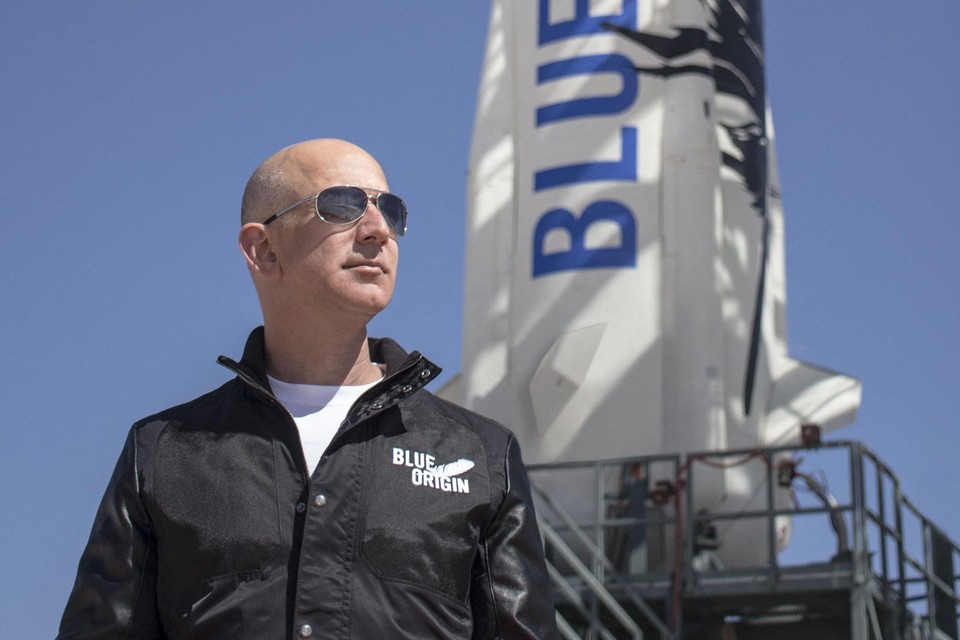 Samen met drie anderen stapt Bezos aan boord van de New Shepard.