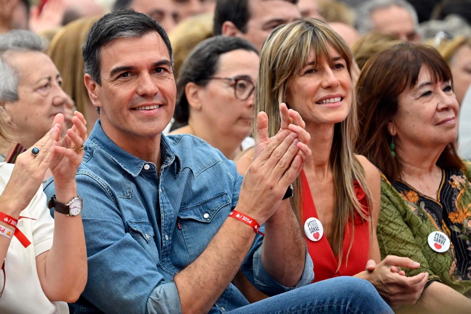 Pedro Sánchez: een onderzoek naar zijn vrouw (rechts van hem) was bijna het einde van zijn carrière.