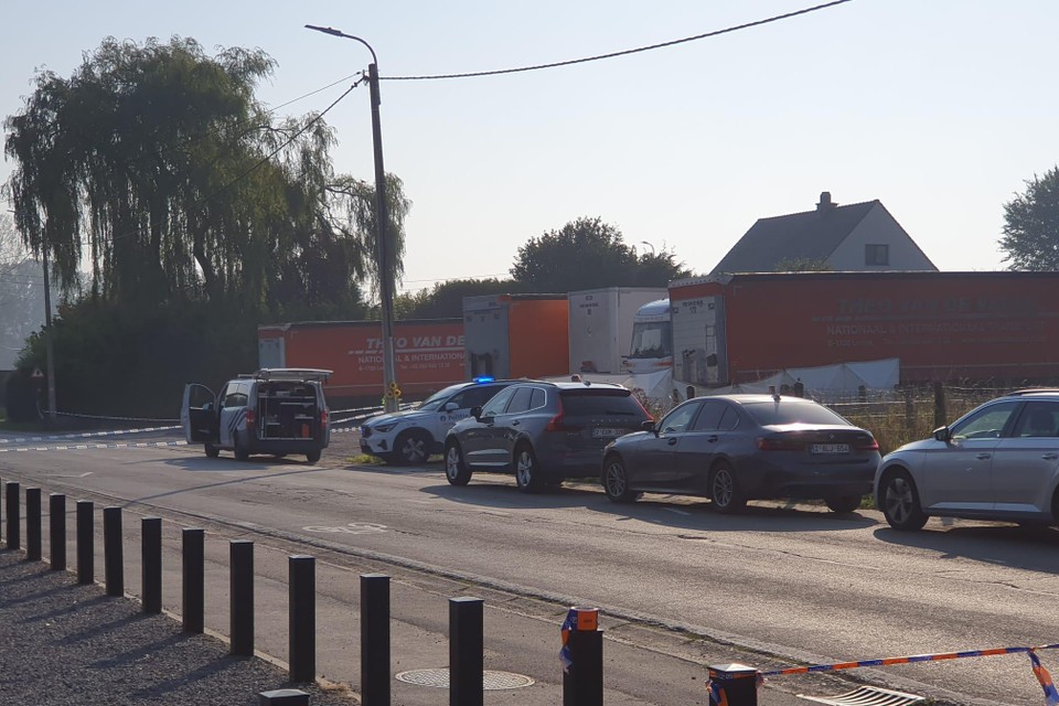 Lichaam van man (60) aangetroffen op parking transportbedrijf: politie en parket onderzoeken verdacht overlijden (Lennik)