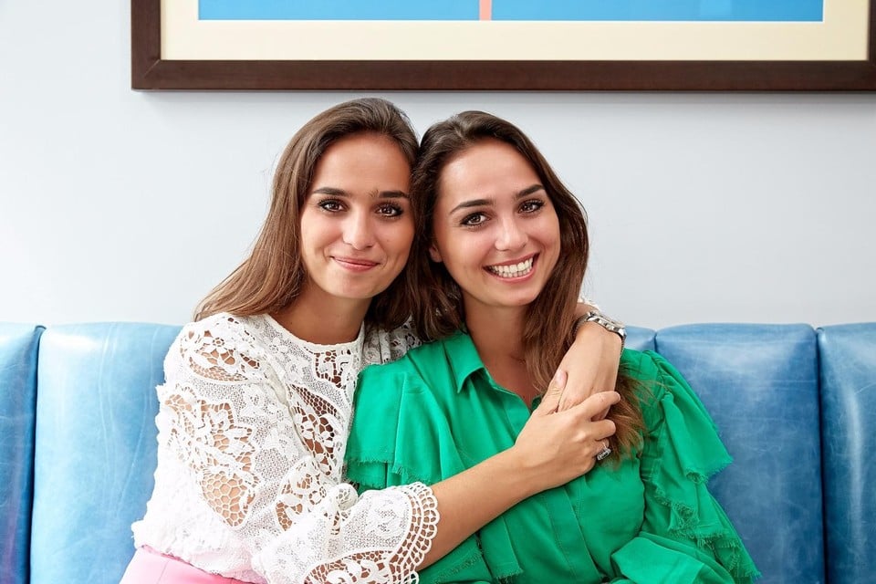 Joyce en Raissa de Haas op een foto van enkele jaren geleden om hun softdrinkmerk Double Dutch te promoten.