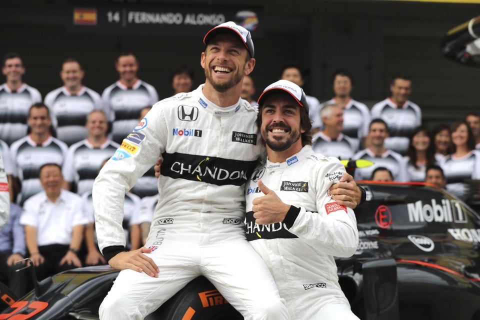 Jenson Button e Fernando Alonso em 2016 como companheiros de equipe na McLaren.
