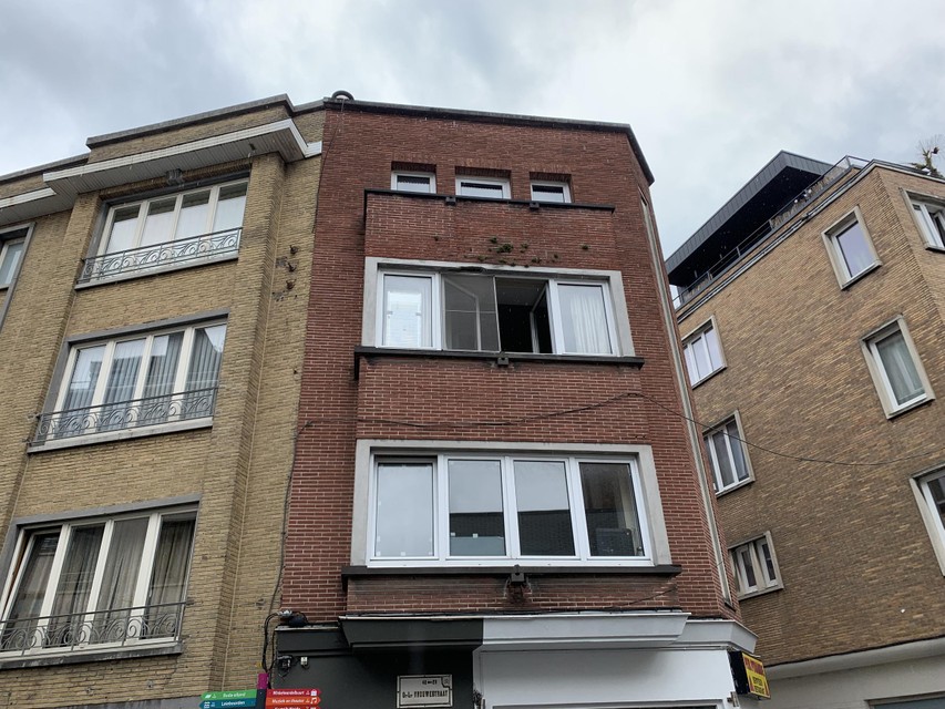 De jongen viel door een glazen dak van de derde naar de eerste verdieping.
