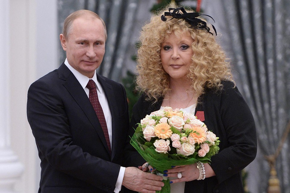 Vroeger wilde Poetin graag op de foto met de superpopulaire zangeres Poegatsjeva. 