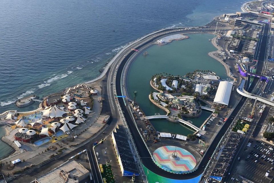Het nagelnieuwe circuit in Jeddah ligt pal aan de Rode Zee. 