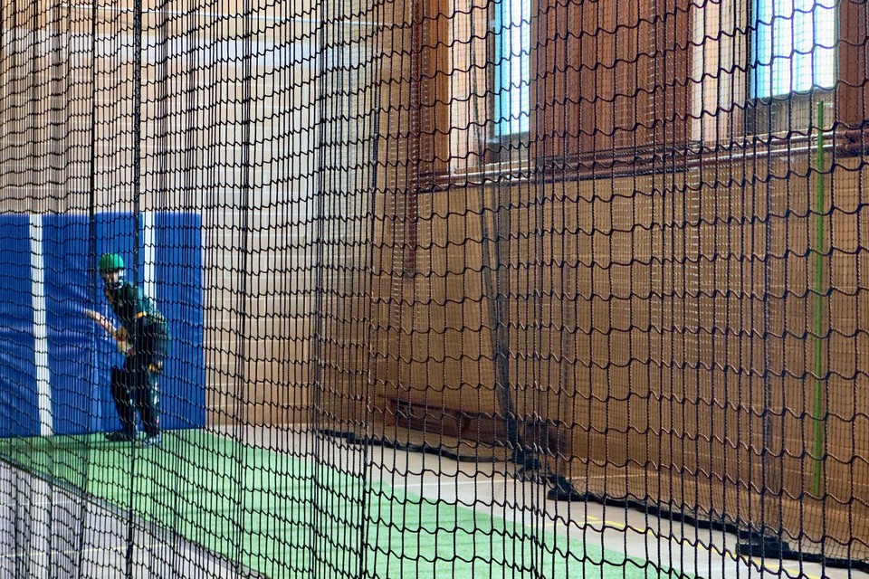 Cricketliefhebbers kunnen nu ook indoor hun sport beoefenen.