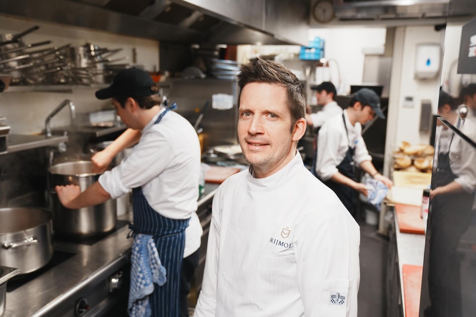 Michaël Vrijmoed tussen zijn team in de keuken: “Drie medewerkers waren er tien jaar geleden ook al bij.”