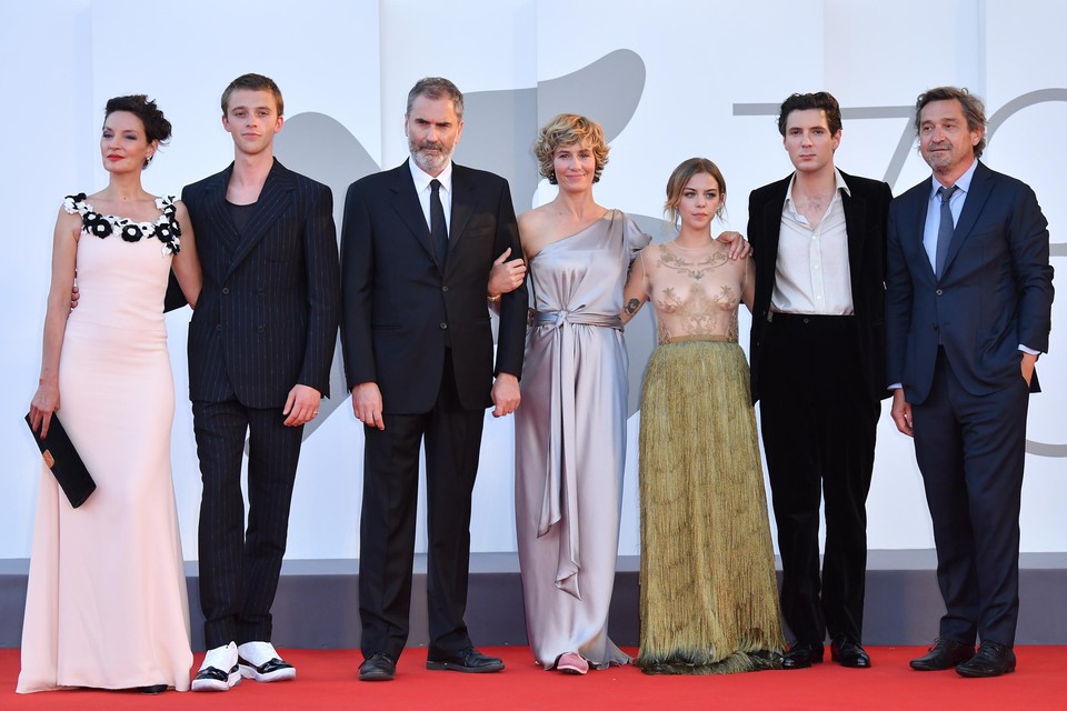 De delegatie van de Franse film Illusions Perdues. V.l.n.r.: Jeanne Balibar, Benjamin Voisin, Xavier Giannoli, Cécile de France, Salomé Dewaels, Vincent Lacoste en Louis-Do de Lencquesaing.