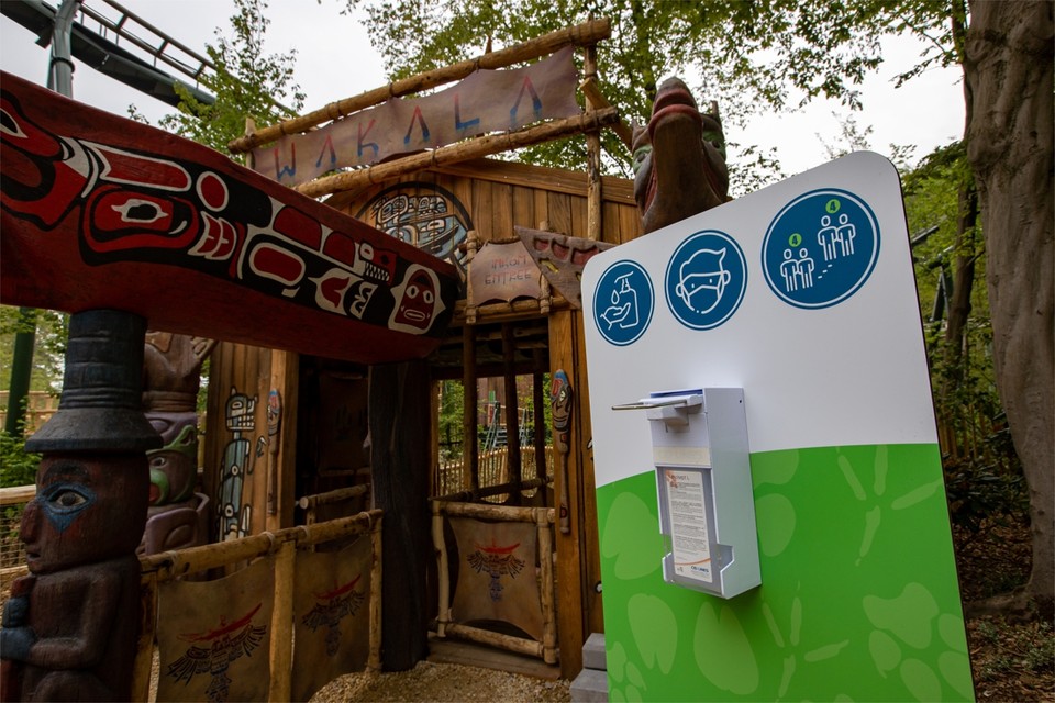 Aan de attracties in Bellewaerde staan dispensers met alcoholgel 