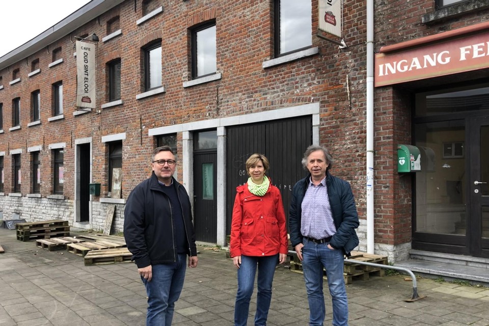 Raadlid Jan Van Brabant, burgemeester Inge Lenseclaes en schepen Jan De Broyer zien heel wat opportuniteiten om de oude feestzaal in te zetten voor kernversterking.