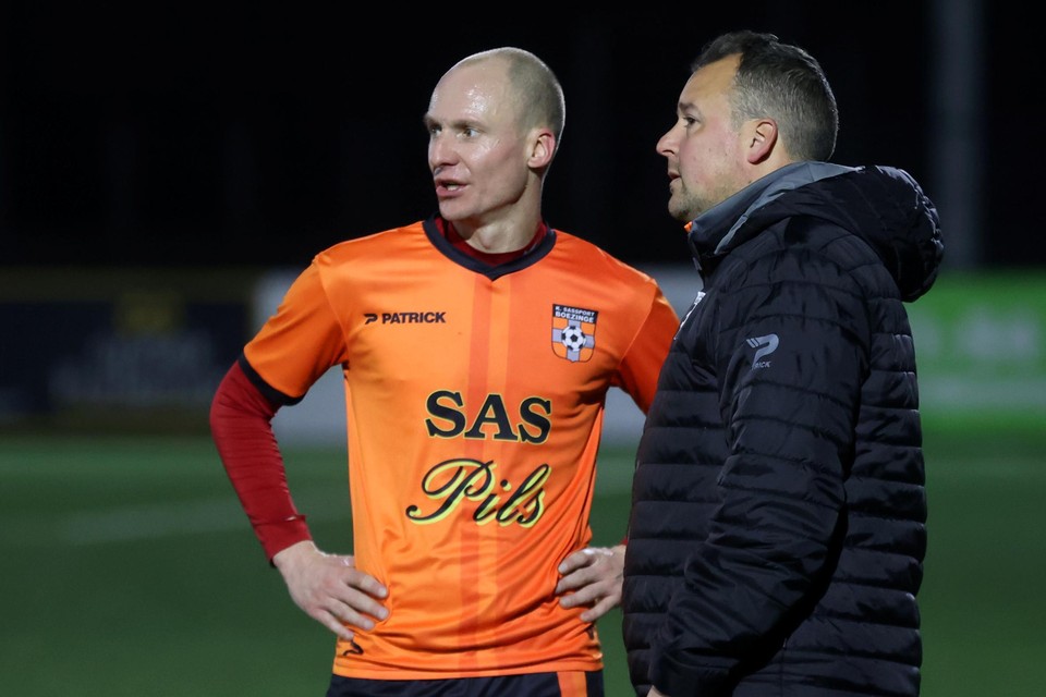 Jonas Vandermarliere (links) in overleg met de nieuwe trainer Dylan Vanhaverbeke.