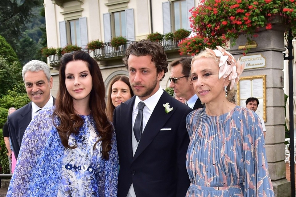 Zangeres Lana Del Rey en haar vriend Francesco Carrozzini en Franca Sozzani, hoofdredactrice van Vogue Italia 