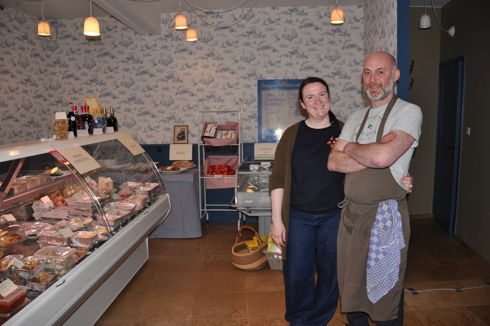 Sarah en David verkopen in hun omgebouwde restaurant bereide maaltijden, maar ook andere voedingswaren.
