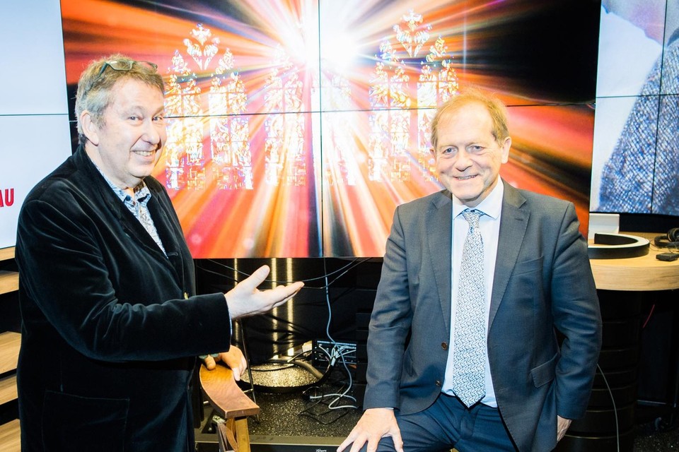 Edwin Ysebaert en Rik Torfs, in de ‘kapel’ van Het eenzame hartenbureau.