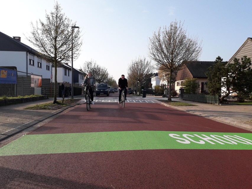 In april 2019 openden schepenen Daan De Veuster (CD&amp;V) en Eline Peeters (N-VA) al de eerste fietsstraten in Sint-Job met een rode asfaltlaafg.