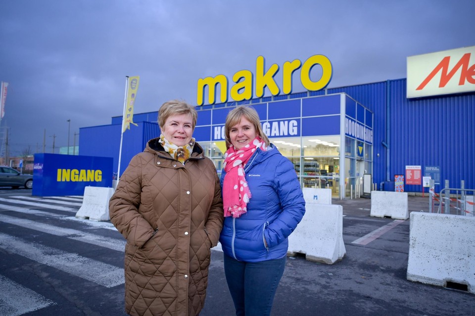 Mia Proost (links) werkte decennia voor Makro. Haar zus Winnie werkt er nog altijd. “Het aantal klanten is wel verminderd”, geven ze aan. 
