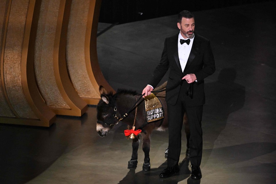 Presentator Jimmy Kimmel liep het podium van de Oscars op met een ezel.