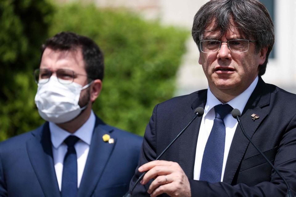 Carles Puigdemont (rechts) tijdens een persconferentie. 